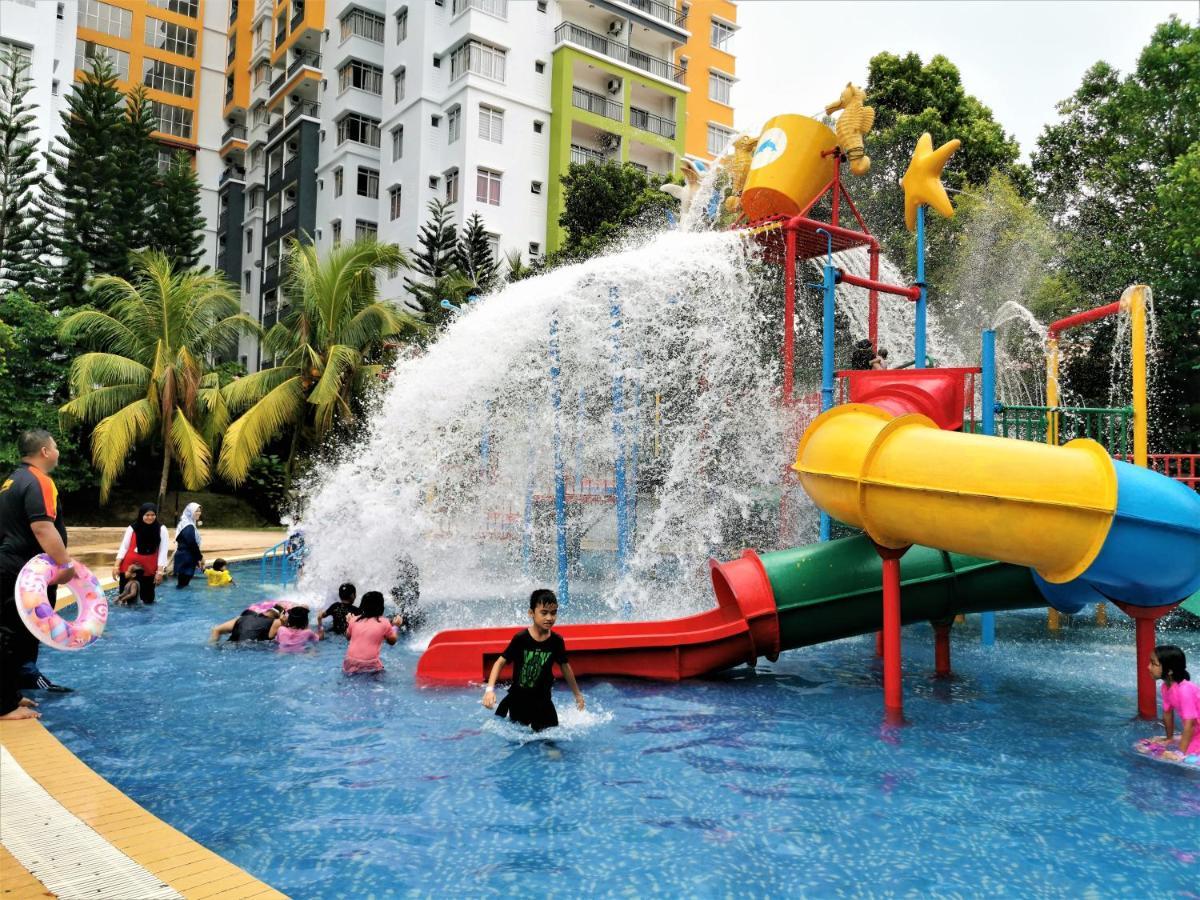 B - Lagoon Water Themepark Suite Melaka Town Exteriör bild