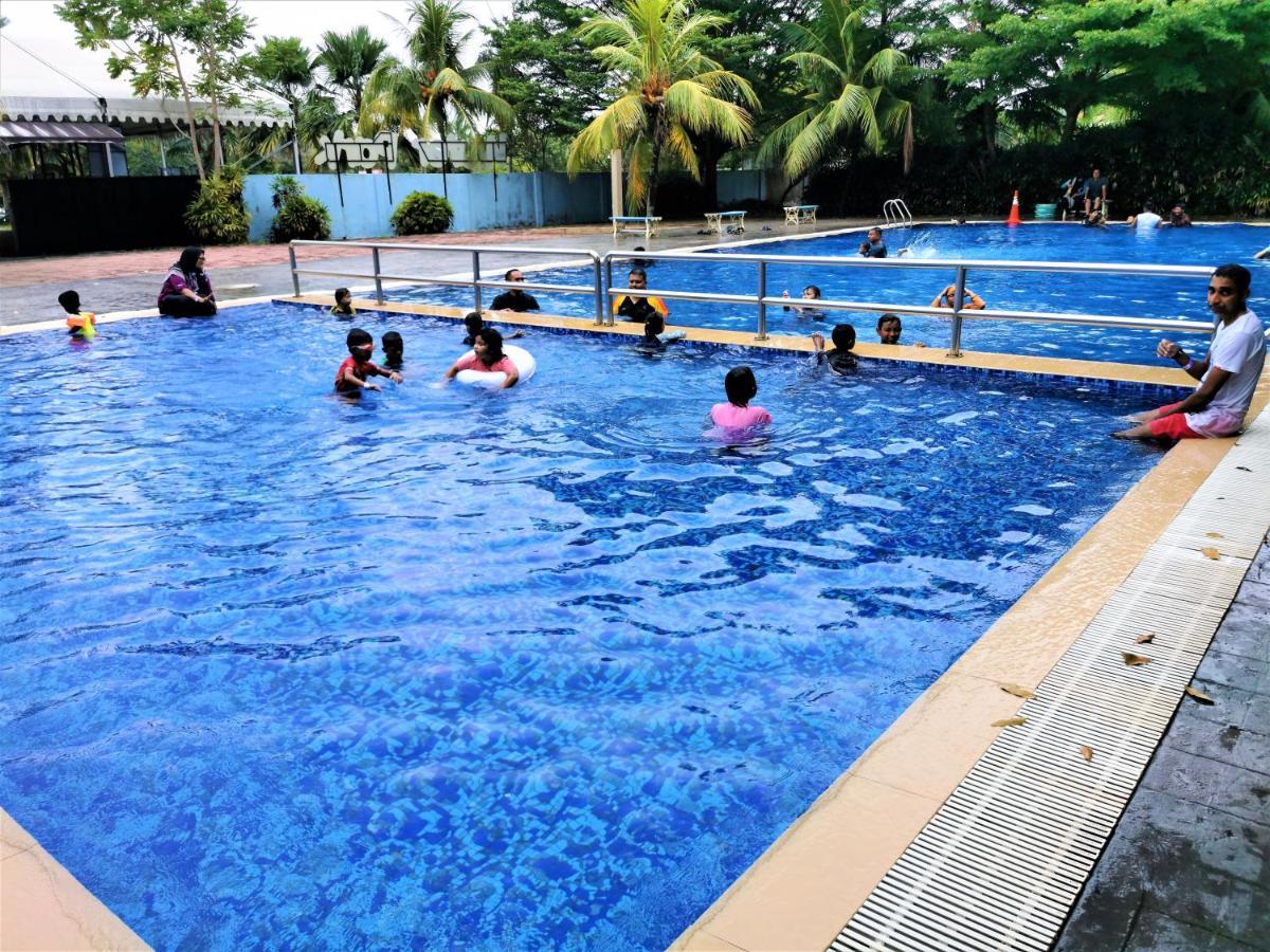 B - Lagoon Water Themepark Suite Melaka Town Exteriör bild