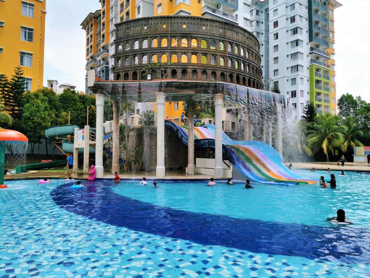 B - Lagoon Water Themepark Suite Melaka Town Exteriör bild