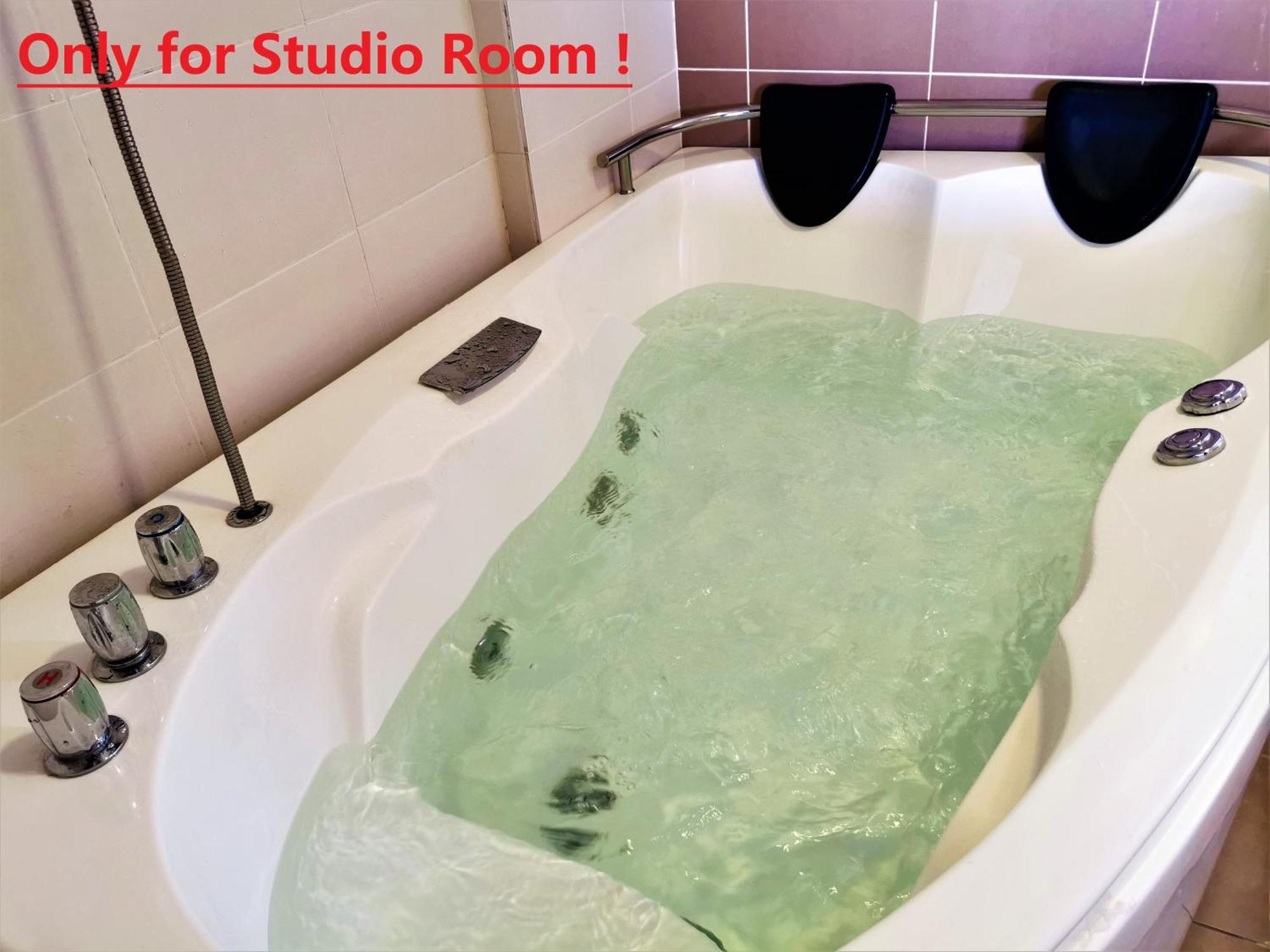 B - Lagoon Water Themepark Suite Melaka Town Exteriör bild